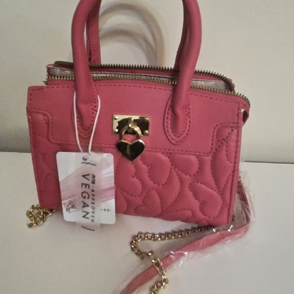 BRAND NEW! Gold heart and chain, hot pink fuchsia quilted purse. VEAGAN Leather - Picture 4 of 5